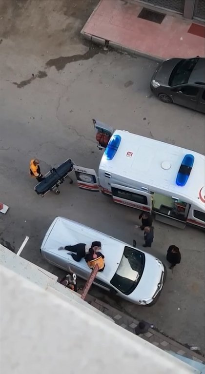 Elazığ’da 4’üncü kattan hafif ticari aracın üstüne düşen kadın ağır yaralandı