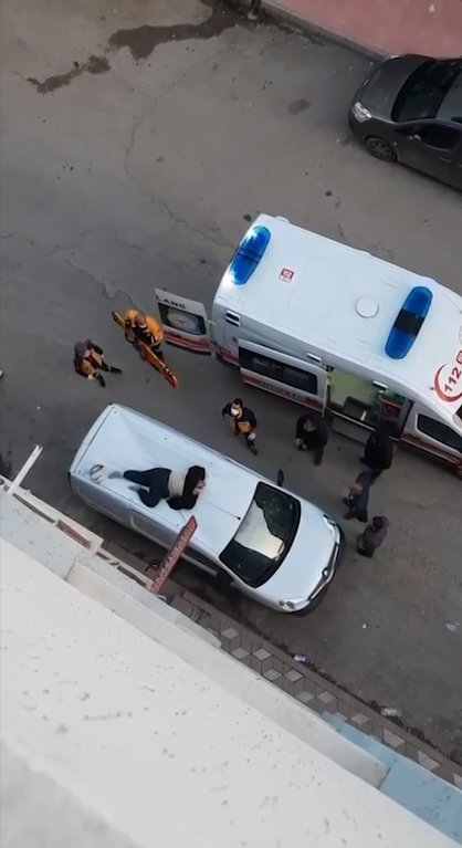 Elazığ’da 4’üncü kattan hafif ticari aracın üstüne düşen kadın ağır yaralandı