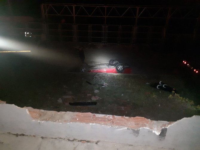 Gaz pedalı takılı kalan otomobil 7 metrelik boşluktan aşağıya uçtu: 1 ağır yaralı