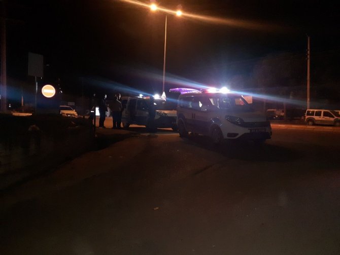 Gaz pedalı takılı kalan otomobil 7 metrelik boşluktan aşağıya uçtu: 1 ağır yaralı