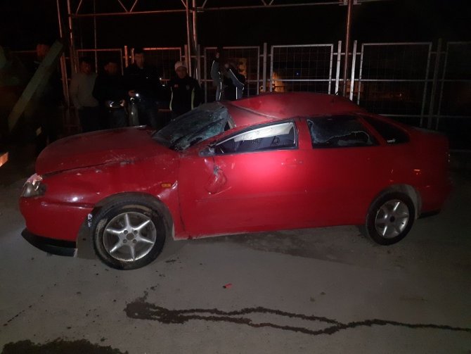 Gaz pedalı takılı kalan otomobil 7 metrelik boşluktan aşağıya uçtu: 1 ağır yaralı