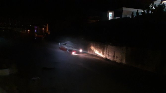 Gaz pedalı takılı kalan otomobil 7 metrelik boşluktan aşağıya uçtu: 1 ağır yaralı