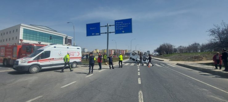 Hafif ticari araçla otomobil çarpıştı: 1 ölü, 5 yaralı