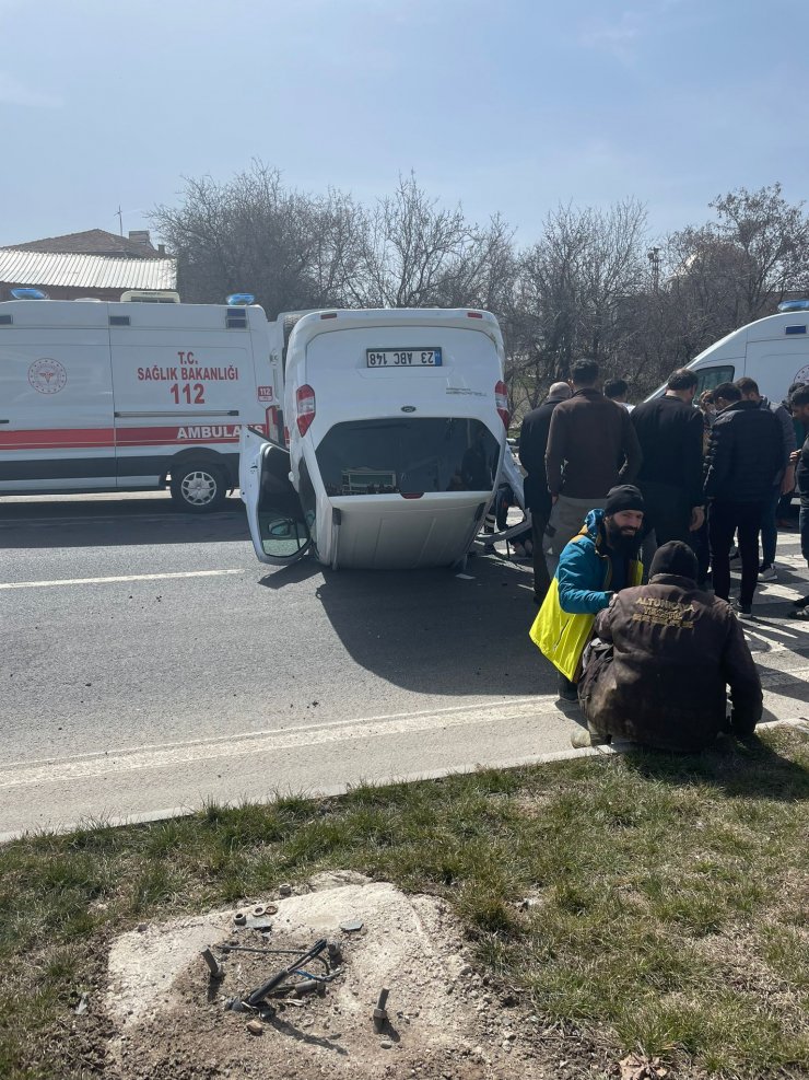 Hafif ticari araçla otomobil çarpıştı: 1 ölü, 5 yaralı