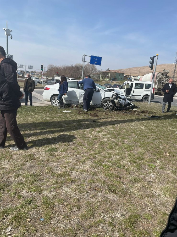 Hafif ticari araçla otomobil çarpıştı: 1 ölü, 5 yaralı