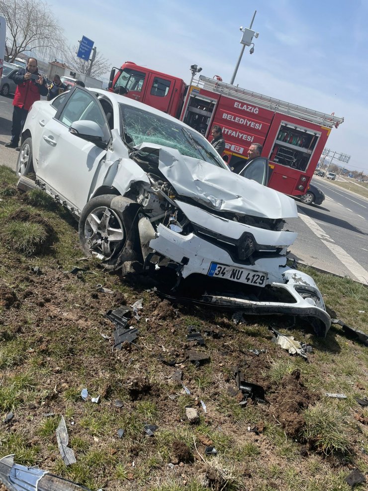 Hafif ticari araçla otomobil çarpıştı: 1 ölü, 5 yaralı