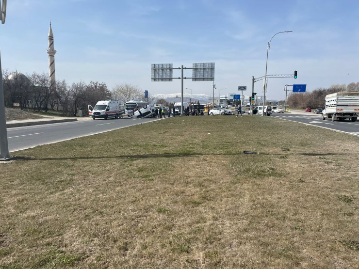 Hafif ticari araçla otomobil çarpıştı: 1 ölü, 5 yaralı