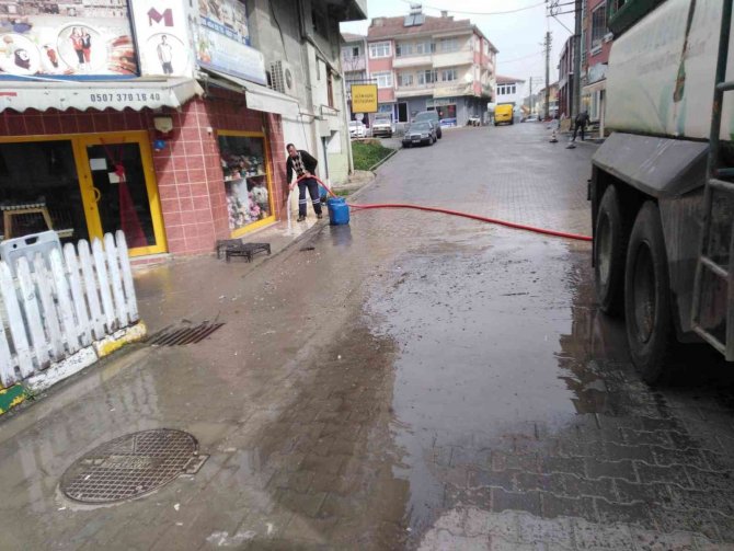 Havaların ısınması ile caddeler su ile yıkandı