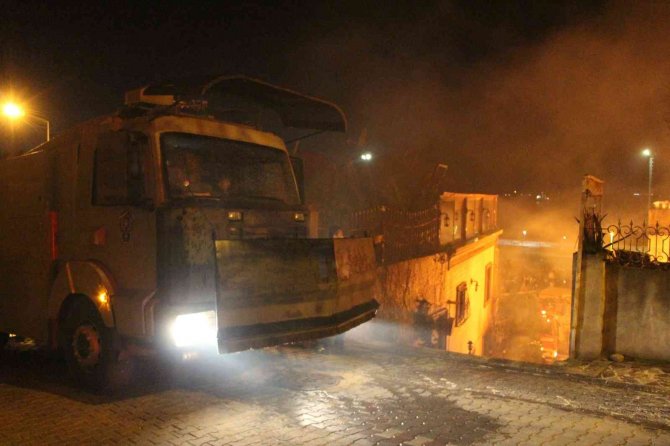 İki katlı tarihi bina kül oldu