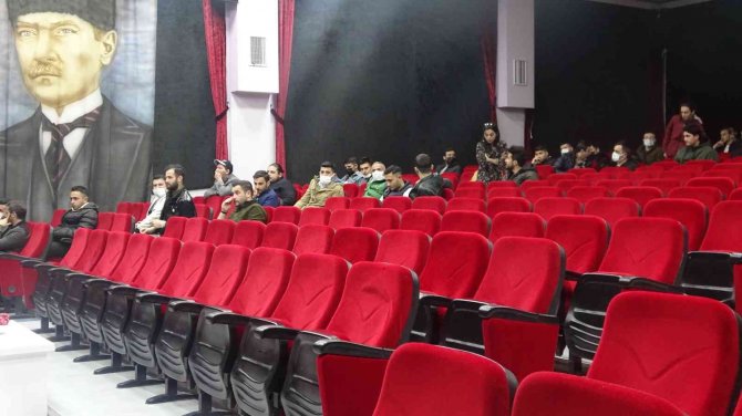 İş başvurusu için ne sıra beklediler ve kuyruk oluşturdular