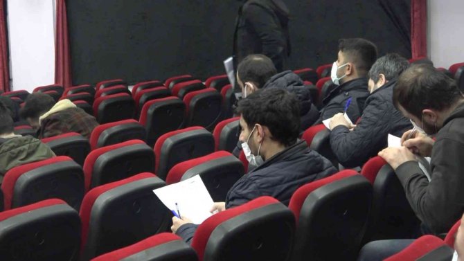 İş başvurusu için ne sıra beklediler ve kuyruk oluşturdular