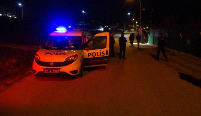 Kendisini polis olarak tanıtan restoran bekçisi 2 kişiyi silahla yaraladı