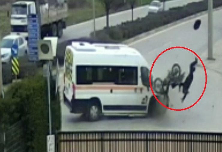 Minibüse çarpan motosikletli, metrelerce havalandı!