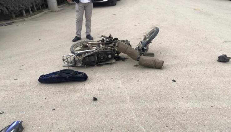 Minibüse çarpan motosikletli, metrelerce havalandı!