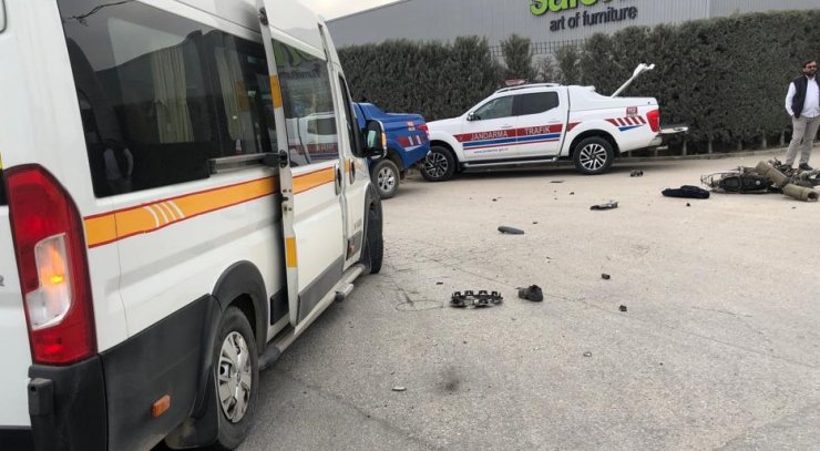 Minibüse çarpan motosikletli, metrelerce havalandı!