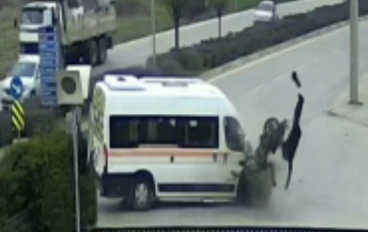 Minibüse çarpan motosikletli, metrelerce havalandı!