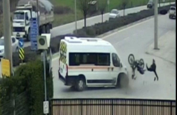 Minibüse çarpan motosikletli, metrelerce havalandı!