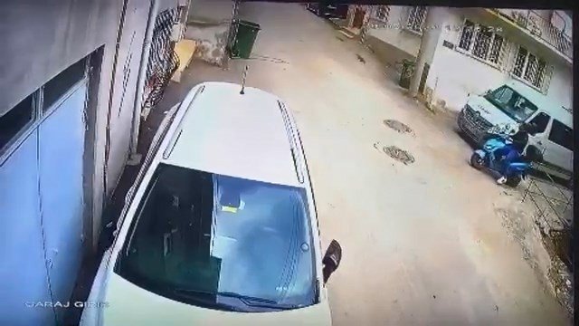 Motosiklet kullanmayı bilmeyen ve motosiklet çalan hırsızın komik anları kameralarda