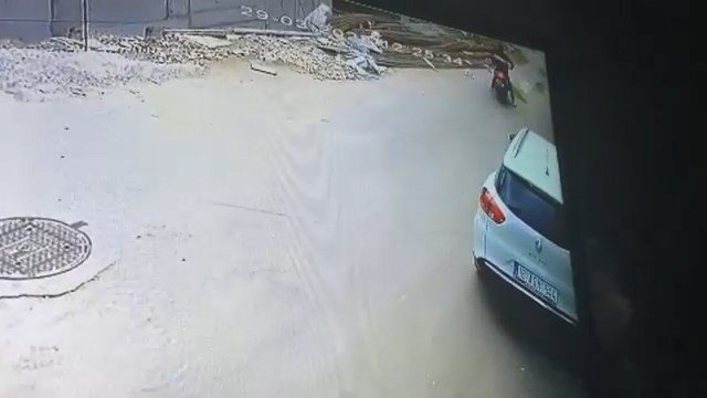 Motosiklet kullanmayı bilmeyen ve motosiklet çalan hırsızın komik anları kameralarda