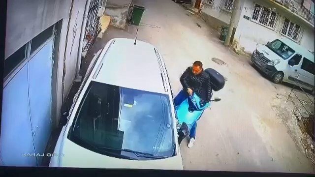 Motosiklet kullanmayı bilmeyen ve motosiklet çalan hırsızın komik anları kameralarda