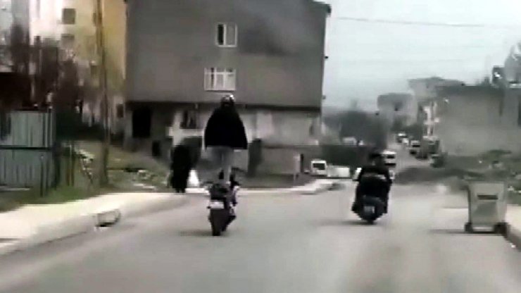 Motosikleti ayakta sürdü, tehlikeli yolculuk kamerada
