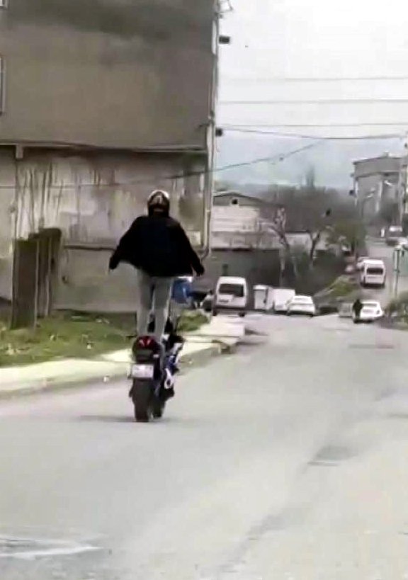 Motosikleti ayakta sürdü, tehlikeli yolculuk kamerada