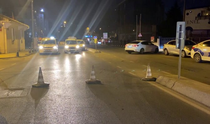 Otomobil ile kamyonet kafa kafaya çarpıştı: 3 yaralı