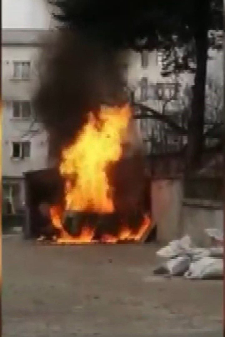 Otomobildeki yangın diğer otomobile sıçramasın diye seferber oldular 