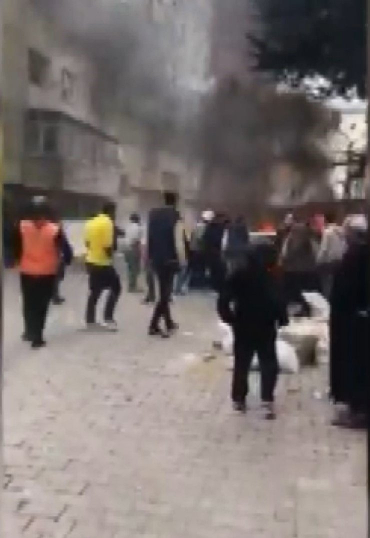 Otomobildeki yangın diğer otomobile sıçramasın diye seferber oldular 