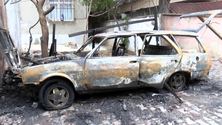 Otomobildeki yangın diğer otomobile sıçramasın diye seferber oldular 
