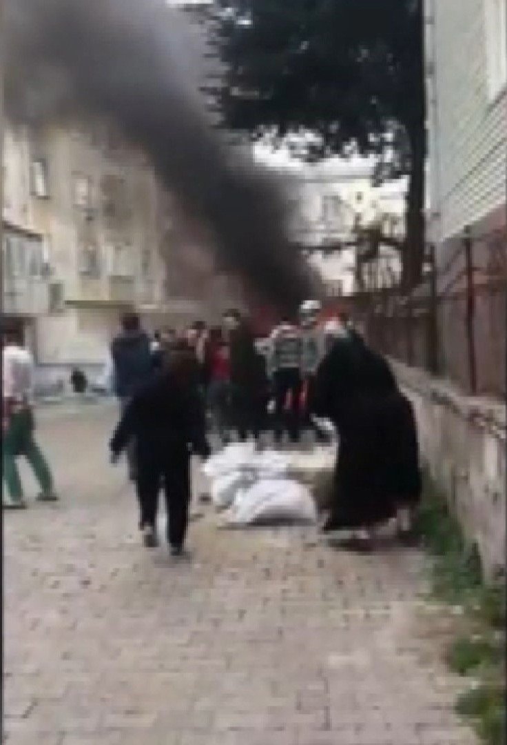 Otomobildeki yangın diğer otomobile sıçramasın diye seferber oldular 