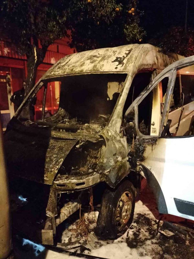 Park halindeki minibüste yangın çıktı