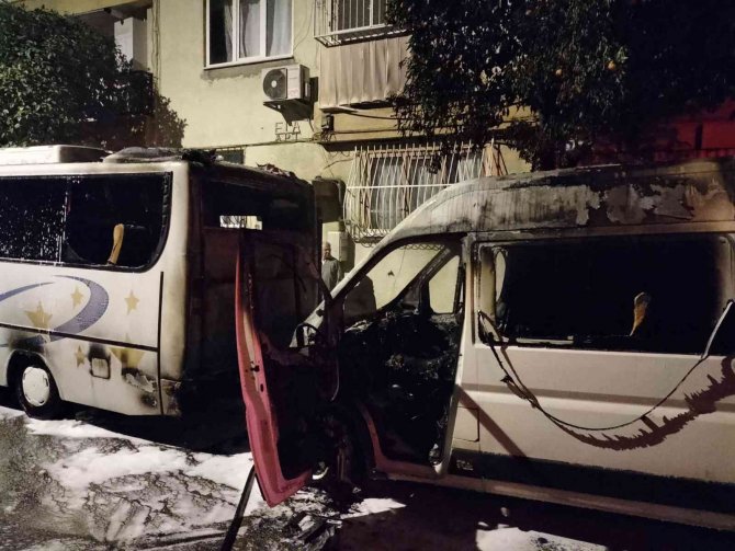 Park halindeki minibüste yangın çıktı