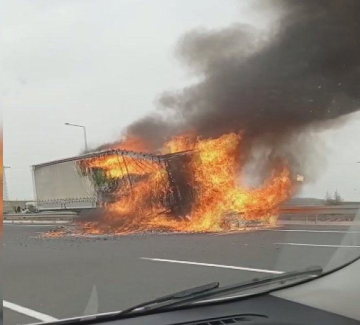 TIR'a çarpan otomobil alev alev yand