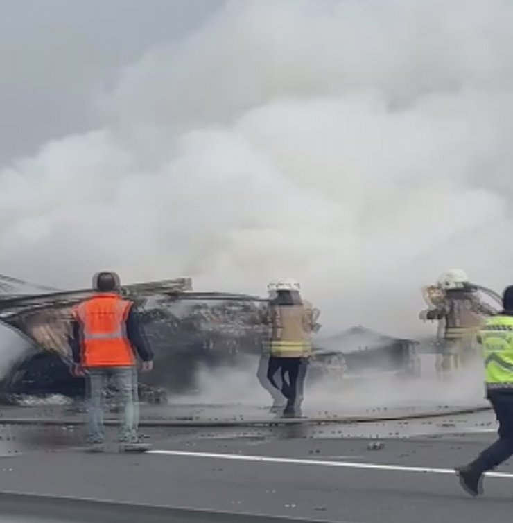 TIR'a çarpan otomobil alev alev yand