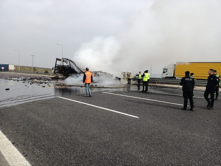 TIR'a çarpan otomobil alev alev yand