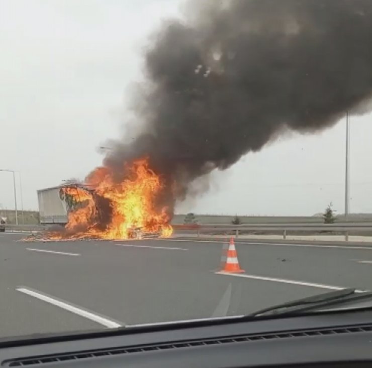 TIR'a çarpan otomobil alev alev yand