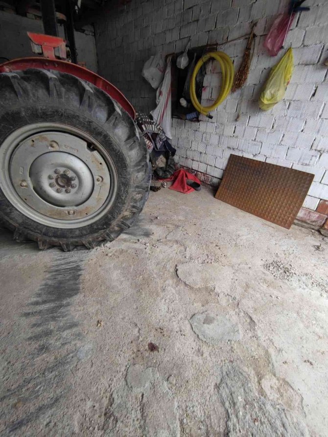 Traktörle duvar arasına sıkışan kişi kurtarılamadı