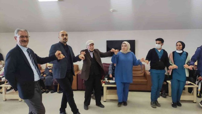 Üniversiteli öğrencilerden huzur evi sakinlerine anlamı ziyaret