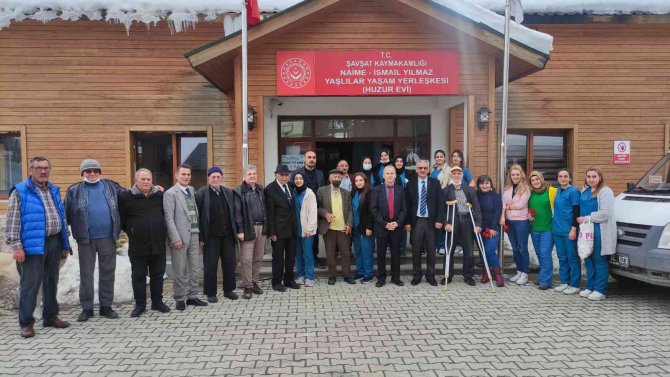 Üniversiteli öğrencilerden huzur evi sakinlerine anlamı ziyaret