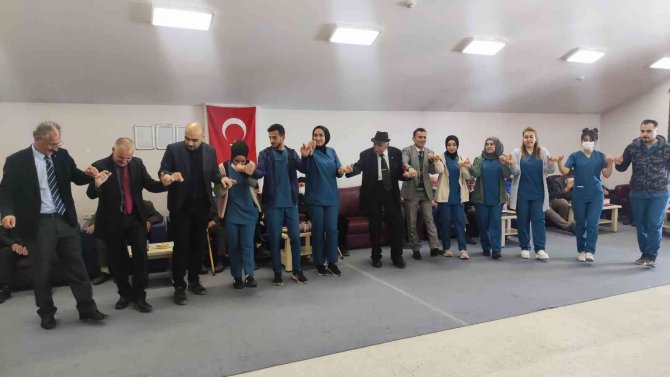 Üniversiteli öğrencilerden huzur evi sakinlerine anlamı ziyaret