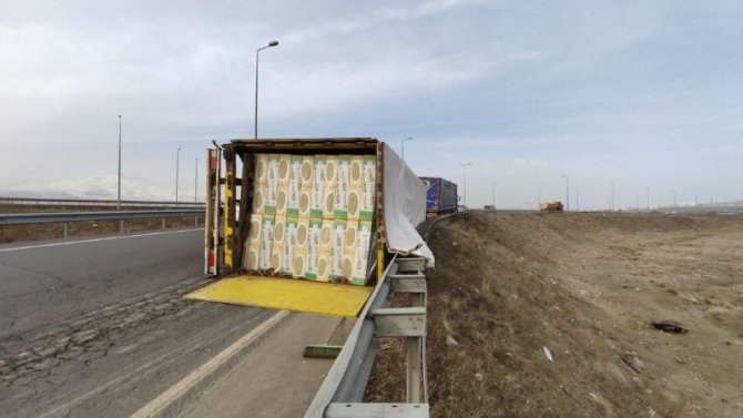 Virajı alamayan tır devrildi