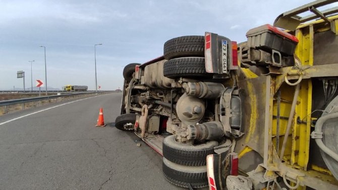 Virajı alamayan tır devrildi
