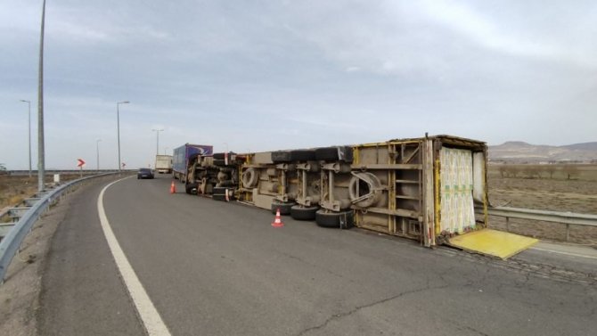 Virajı alamayan tır devrildi