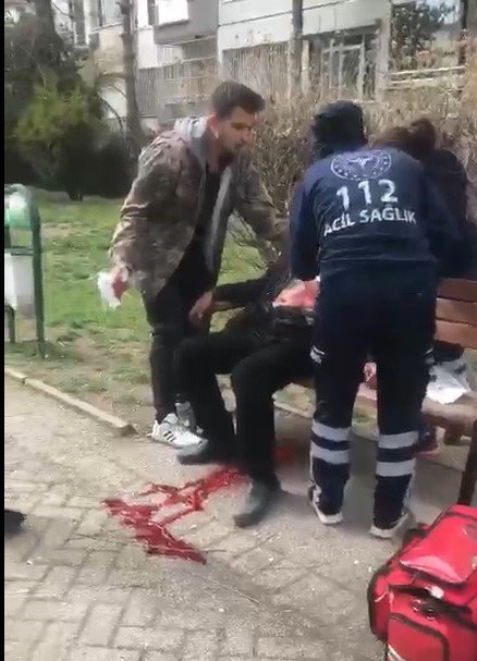 Yaşlı adam parktaki bankta kanlar içinde bulundu