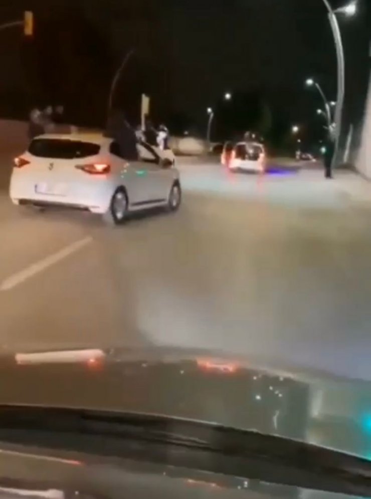 Yolcuların camdan sarktığı iki otomobille drift yaptılar