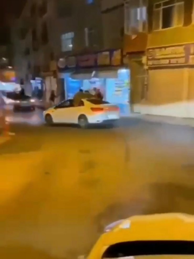 Yolcuların camdan sarktığı iki otomobille drift yaptılar