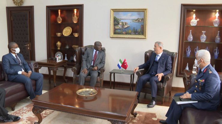 Bakan Akar, Sierra Leone Savunma Bakanı ile bir araya geldi