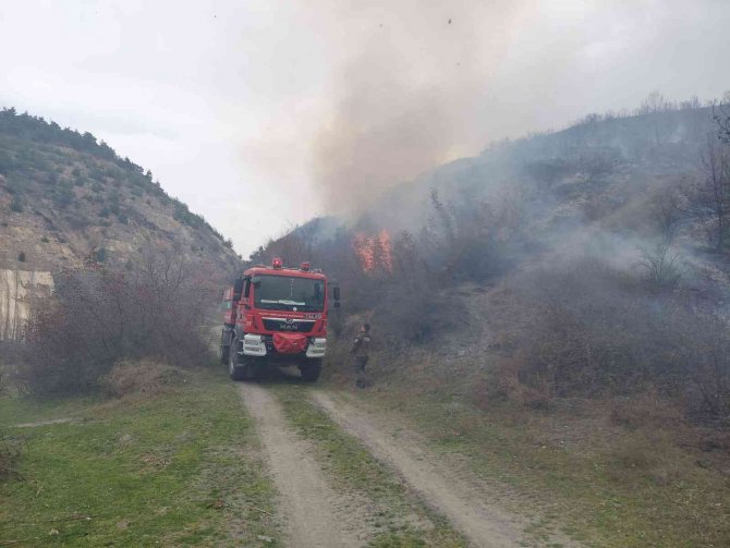 Bilecik’te küçük çaplı başlayan orman yangını giderek büyüyor