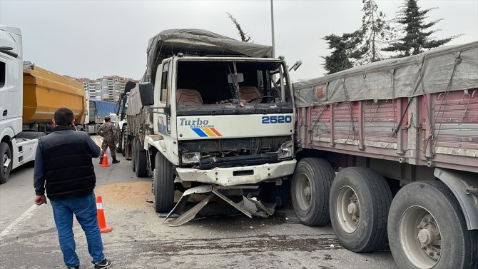 8 aracın karıştığı zincirleme kazada bir kişi yaralandı